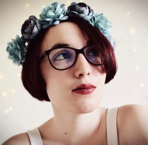Photo de moi à 18 ans avec cheveux courts rouges et une couronne de fleurs bleues